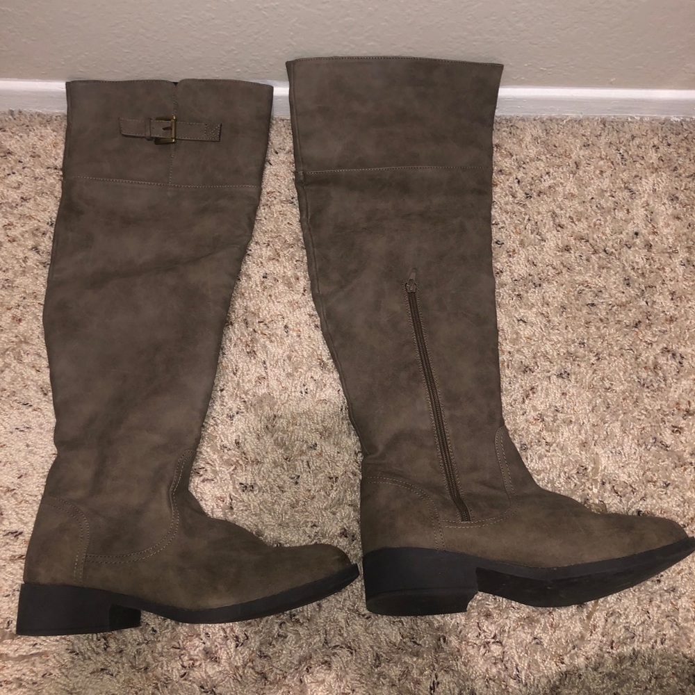 Size 8 grey boots